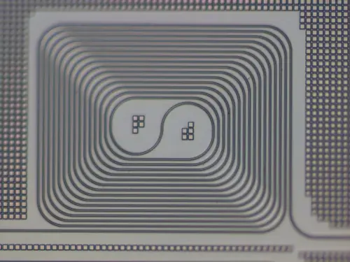 Chỉ thay hydrogen bằng “hydrogen nặng”: Một thay đổi nhỏ giúp photonic chip tạo cả dải ánh sáng