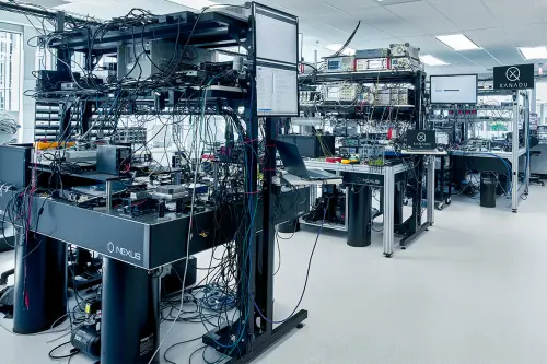 Quantum computer không thể mãi được lắp bằng tay: Cuộc đua mới là xây “fab” cho photon