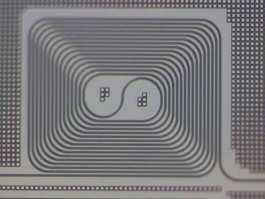 Chỉ thay hydrogen bằng “hydrogen nặng”: Một thay đổi nhỏ giúp photonic chip tạo cả dải ánh sáng