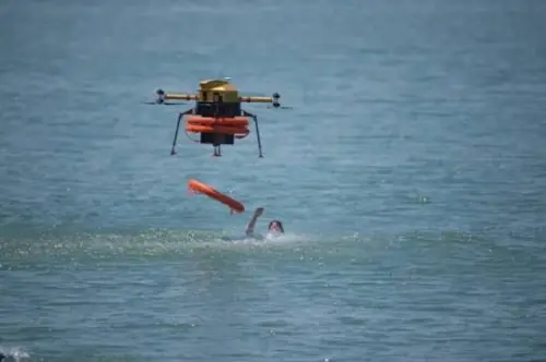 Khi đường bộ biến thành sông, cứu hộ có thể đến chậm: Sinh viên Malaysia ghép AI với drone để tìm người và thả áo phao