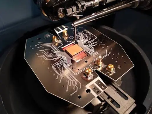 Quantum computer ion thường cần cả “rừng” laser: eleQtron đưa microwave vào JION để điều khiển qubit