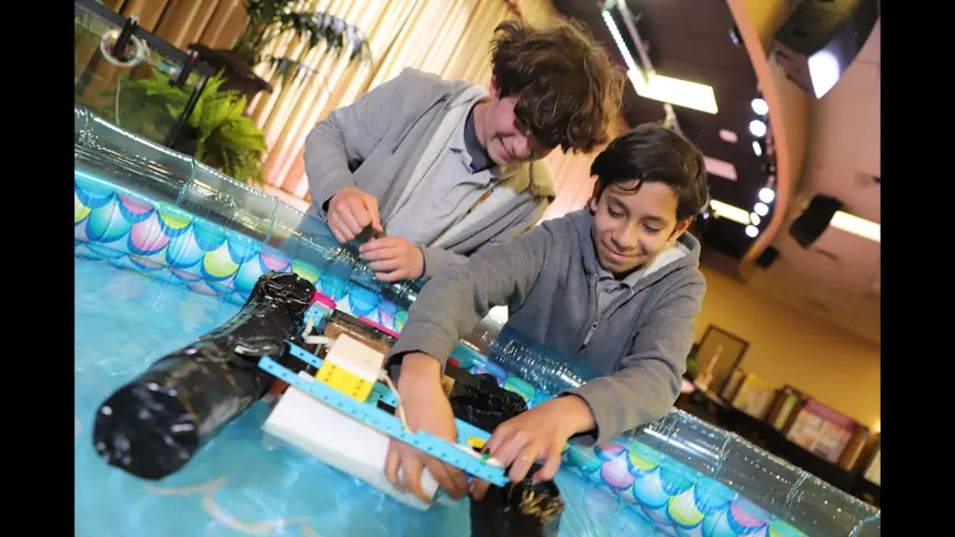 Không có ngân sách cho drone: Hai học sinh 14 tuổi dùng LEGO và phao bơi để chế robot gom microplastic
